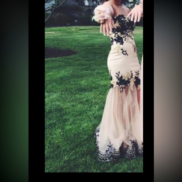 Elegant Black and Cream Lace Dress - Picture 1 of 7